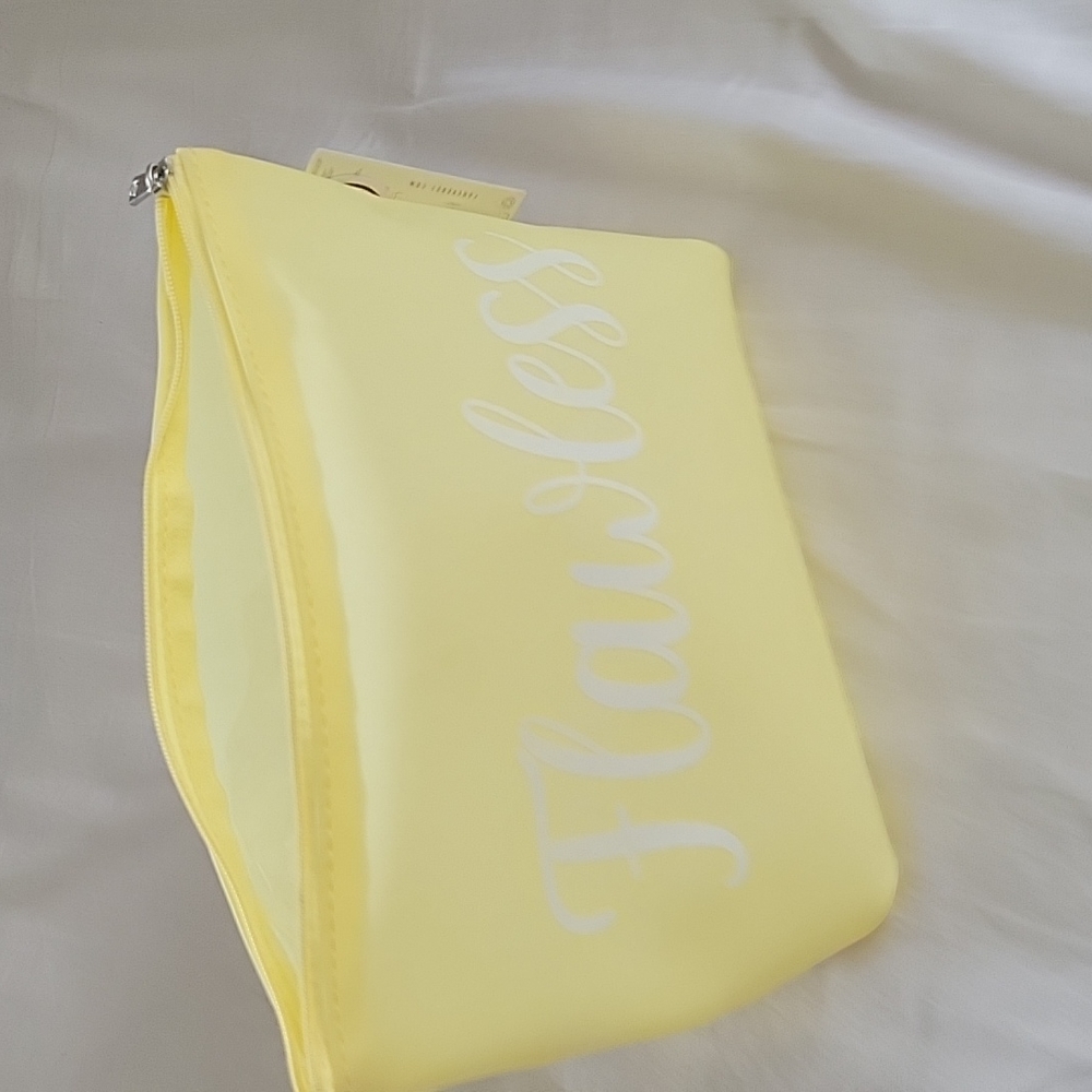 ✨️ "Flawless" make-up bag, NWT☀️🎉 - Picture 7 of 8